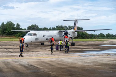 25 Aralık 2018 Havaalanı personeli San Vicente havaalanında, Palawan, Filipinler gelmesi hazırlanıyor