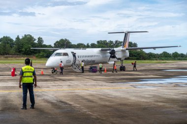 25 Aralık 2018 Havaalanı personeli San Vicente havaalanında, Palawan, Filipinler gelmesi hazırlanıyor