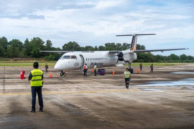 25 Aralık 2018 Havaalanı personeli San Vicente havaalanında, Palawan, Filipinler gelmesi hazırlanıyor