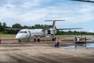 25 Aralık 2018 Havaalanı personeli San Vicente havaalanında, Palawan, Filipinler gelmesi hazırlanıyor