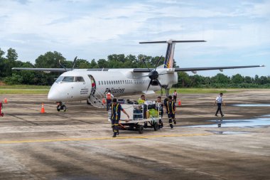 25 Aralık 2018 Havaalanı personeli San Vicente havaalanında, Palawan, Filipinler gelmesi hazırlanıyor