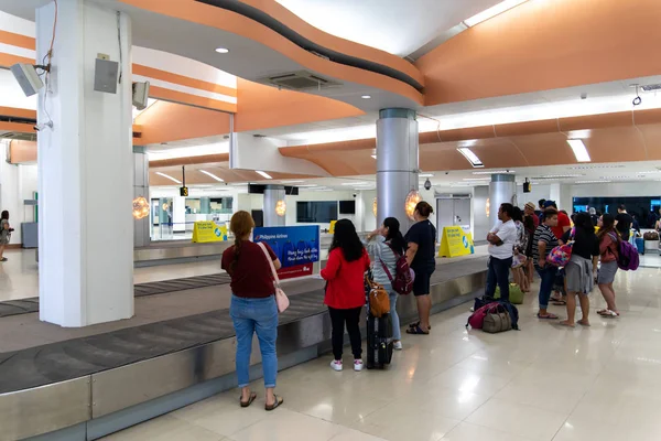 25 Aralık 2018 Bagaj Clark havaalanı terminalinde, Angeles, Filipinler için bekleyen insanlar