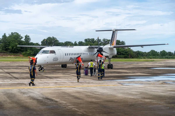 25 Aralık 2018 Havaalanı personeli San Vicente havaalanında, Palawan, Filipinler gelmesi hazırlanıyor