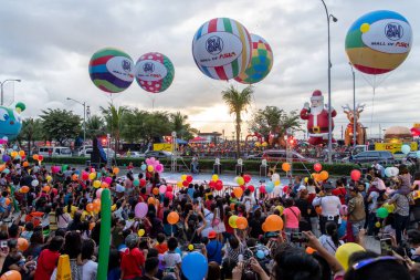 1 Ocak 2019 Mall of Asia, Manila, Filipinler, yeni yıl geçit töreni izlerken insanlar
