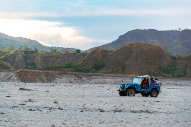 Mt. Pinatubo üzerinde çalışan araba