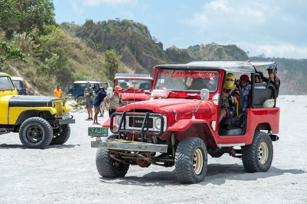 People who going to trekking Mt Pinatubo, Tarlac, Philippines, Mar 24, 2019 — Stock Photo, Image