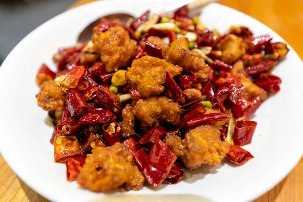 Pollo frito picante estilo chino —  Fotos de Stock