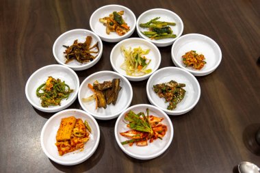 Kore tarzı garnitür