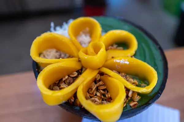 Здоровое питание - овсяная мука с манго и кокосом — стоковое фото