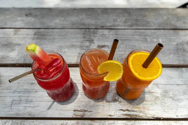 Anguria, limone e succo d'arancia in tavola — Foto Stock