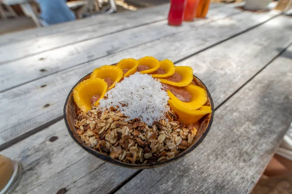 Comida saludable - harina de avena con mango y coco — Foto de Stock