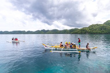 Socorro, Surigao del Norte, Filipinler, 29 Nisan 2019'da turlamak için teknede turistler