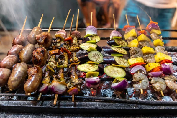 Barbecue aux crevettes, saucisses et légumes de style philippin — Photo