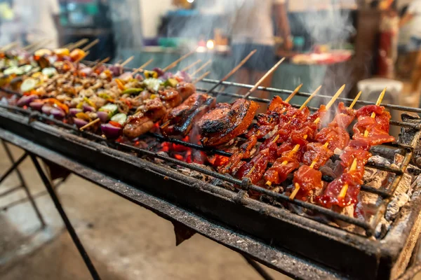 필리핀 식 포크와 야채 바베큐 — 스톡 사진