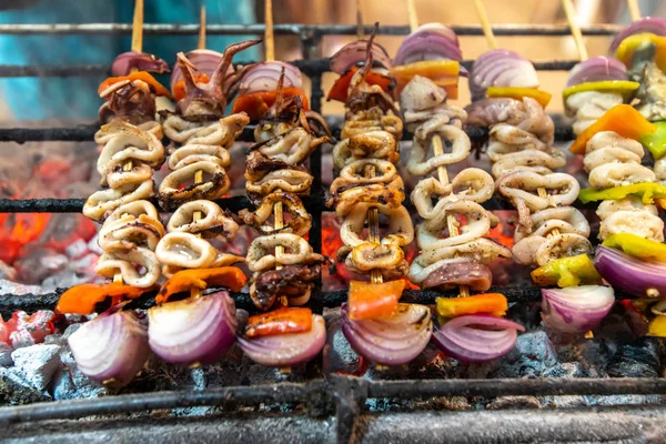 Barbecue aux calmars et légumes de style philippin — Photo