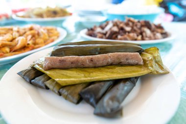 Suman muz yapışkan pirinç yapılmış ve hindistan cevizi sütü nde pişmiş bir Filipin favori