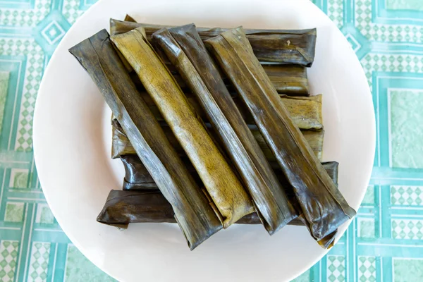 Suman Філіппінская улюблена з липким рисом в бананові і приготовлені в кокосовому молоці — стокове фото