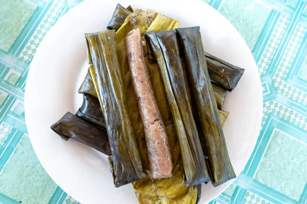 Suman is een Filipijnse favoriet gemaakt van kleverige rijst in banaan en gekookt in kokosmelk — Stockfoto