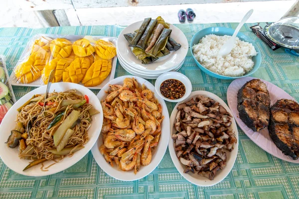 Pancit Canton, Grilled fish, Grilled Fork and Steamed Shrimp — Stock Photo, Image