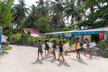 Sörf tahtaları ile sörf yapmaya gidenler, Siargao , Filipinler, Nis 27, 2019