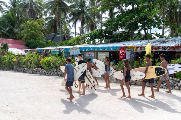 Sörf tahtaları ile sörf yapmaya gidenler, Siargao , Filipinler, Nis 27, 2019