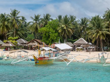 Daku adasında turistlerin tur larını bekleyen tekne, Siargao, Filipinler, 27 Nisan 2019