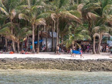 Cloud 9 plajında dinlenen gezginler, Siargao, Filipinler, 27 Nisan 2019