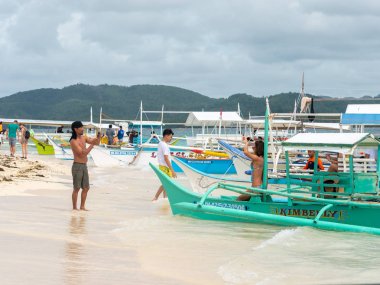 Çıplak adada hatıra fotoğrafı çeken gezginler, Siargao, Filipinler, Nis 27, 2019