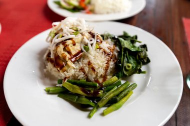 Pirinç ile buğulanmış karides