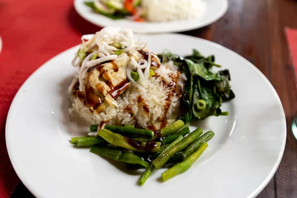 Pirinç ile buğulanmış karides