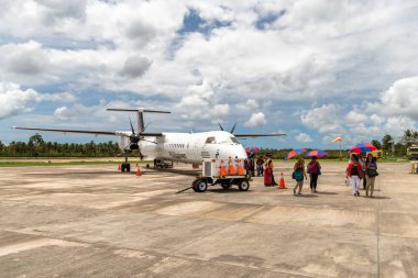 Siargao havaalanında uçaktan inen yolcular, Siargao, Filipinler, 26 Nisan 2019
