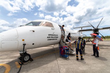 Siargao havaalanında uçaktan inen yolcular, Siargao, Filipinler, 26 Nisan 2019