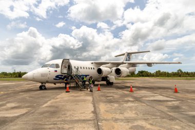 Siargao Havaalanı'nda havalandırılamadan önce kontrol etmek için uçak, Siargao, Filipinler, Nis 26, 2019