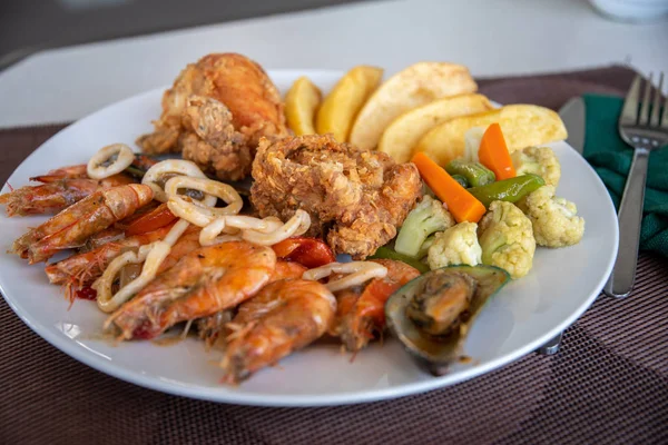 Seafood, Fried chicken with french fries — Stock Photo, Image