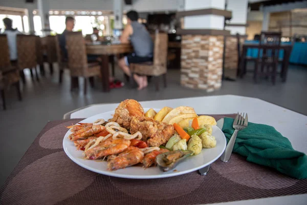 Deniz ürünleri, kızarmış patates kızartması ile kızarmış tavuk — Stok fotoğraf