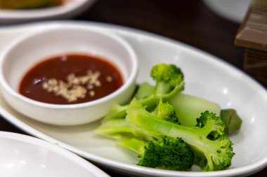 baharatlı soslu brokoli