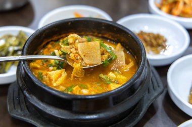 Cheonggukjang Kore mutfağında kullanılan fermente soya ezmesi.