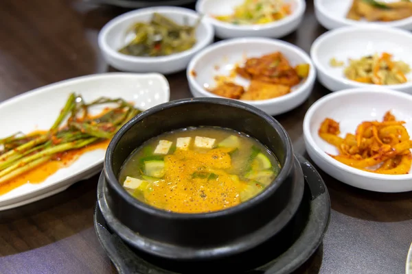 Doenjang-jigae - самый популярный рагу в Корее — стоковое фото