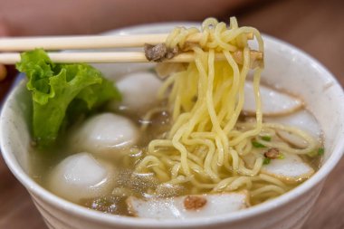 Singapur tarzı fishcake erişte