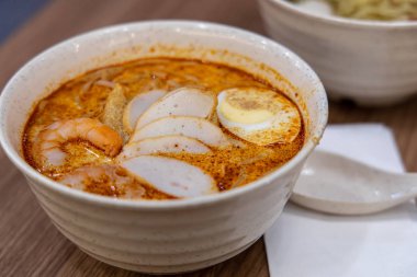Laksa Güneydoğu Asya Peranakan mutfağında popüler bir baharatlı şehriye çorbası