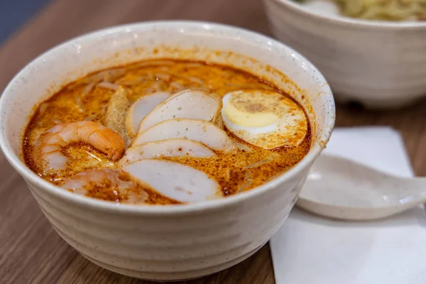 ラクサは東南アジアのペラナカン料理で人気のスパイシーな麺スープです。 — ストック写真