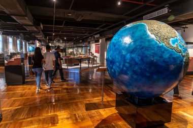 İnsanlar görüntüleme Ulusal Doğa Tarihi Müzesi sergiler, Manila, Filipinler, 8 Haz, 2019