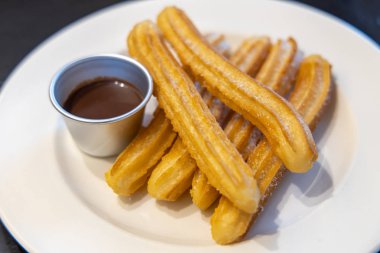 Kızarmış hamur pasta-ağırlıklı olarak choux-çikolata şurubu ile snack churros tabanlı