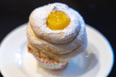 Beyaz plaka üzerinde tatlı yumurta ekmeği