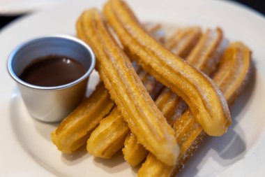 Kızarmış hamur pasta-ağırlıklı olarak choux-çikolata şurubu ile snack churros tabanlı