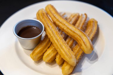 Kızarmış hamur pasta-ağırlıklı olarak choux-çikolata şurubu ile snack churros tabanlı