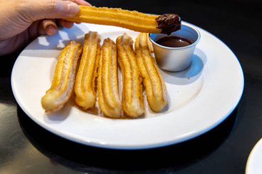 Kızarmış hamur pasta-ağırlıklı olarak choux-çikolata şurubu ile snack churros tabanlı