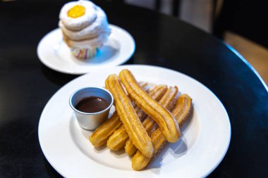 Kızarmış hamur pasta çoğunlukla choux tabanlı snack churros çikolata şurubu ile