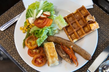 Beyaz plaka üzerinde çeşitli gıda