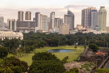 Intramuros 'tan Manila şehir manzarası